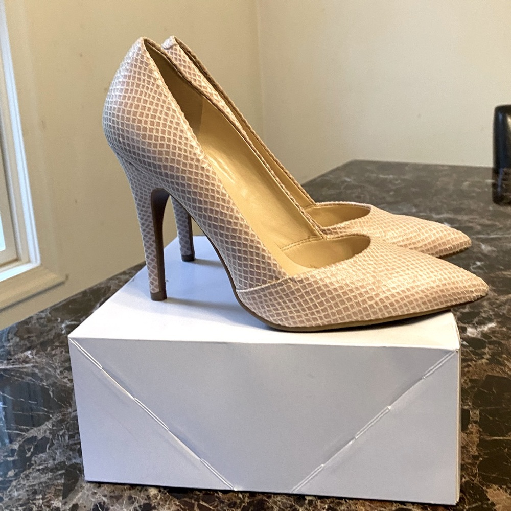 GUESS WOMEN’S POINTED TOE CLASSIC PUMP. - Picture 12 of 13